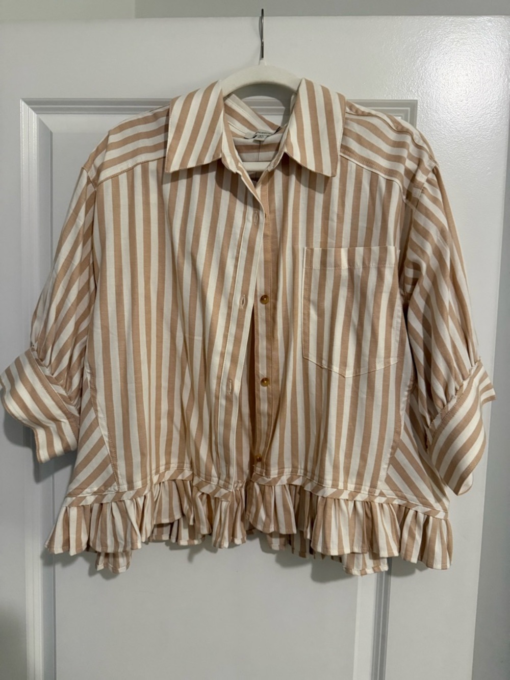 Francesca's Collections Cream & Tan Striped Ruffle Hem Button-Up